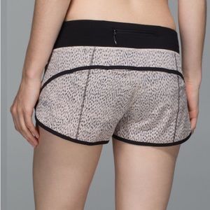 Lululemon Run: Speed Short *4-way Stretch
Dottie Dash Grain Black / Black
Size 2